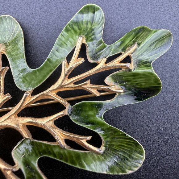 Vintage Sarah Coventry Enamel Oak Leaf Brooch Gold And Green Finish Elegant Cost - Picture 3 of 6